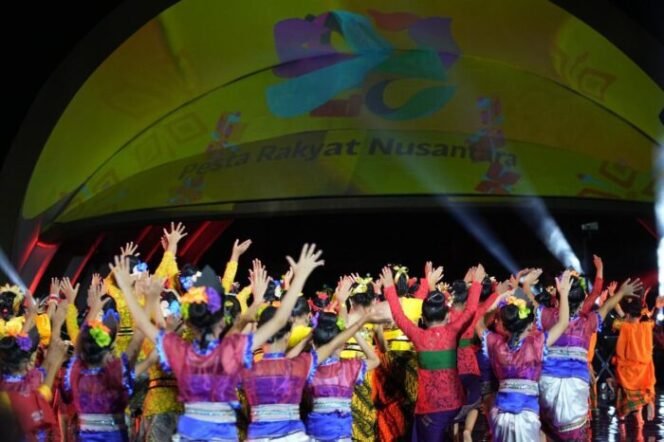 
					50 Tahun TMII, Fadli Zon Beri Penghargaan Anjungan Daerah Terbaik