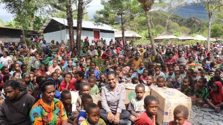 Operasi Damai Cartenz-2025 Gelar Bakti Sosial Humanis di Tengah Pengungsian Warga Puncak Jaya