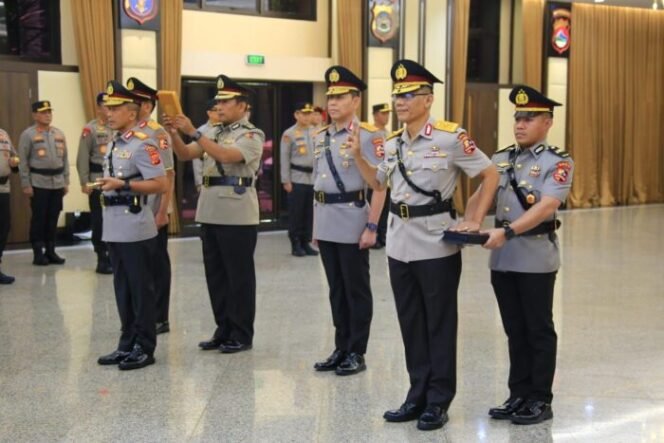 
					Kapolri Pimpin Upacara Serah Terima Jabatan Kapolda Jabar dan Kapusjarah Polri