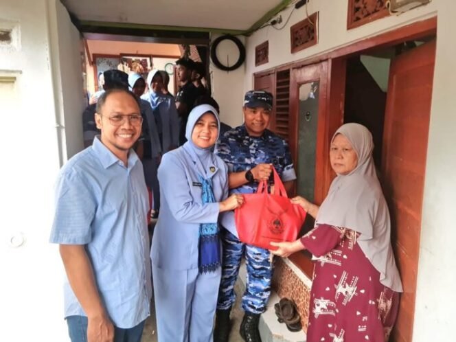 
					Peringati HUT ke-74 Koopsud I, Lanud Husein Sastranegara Bagikan Sembako Secara Door to Door