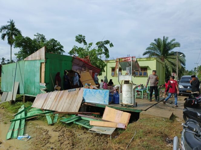 
					Puting Beliung Terjang Cot Girek, Lima Rumah Rusak, Balai Pengajian Porak Poranda