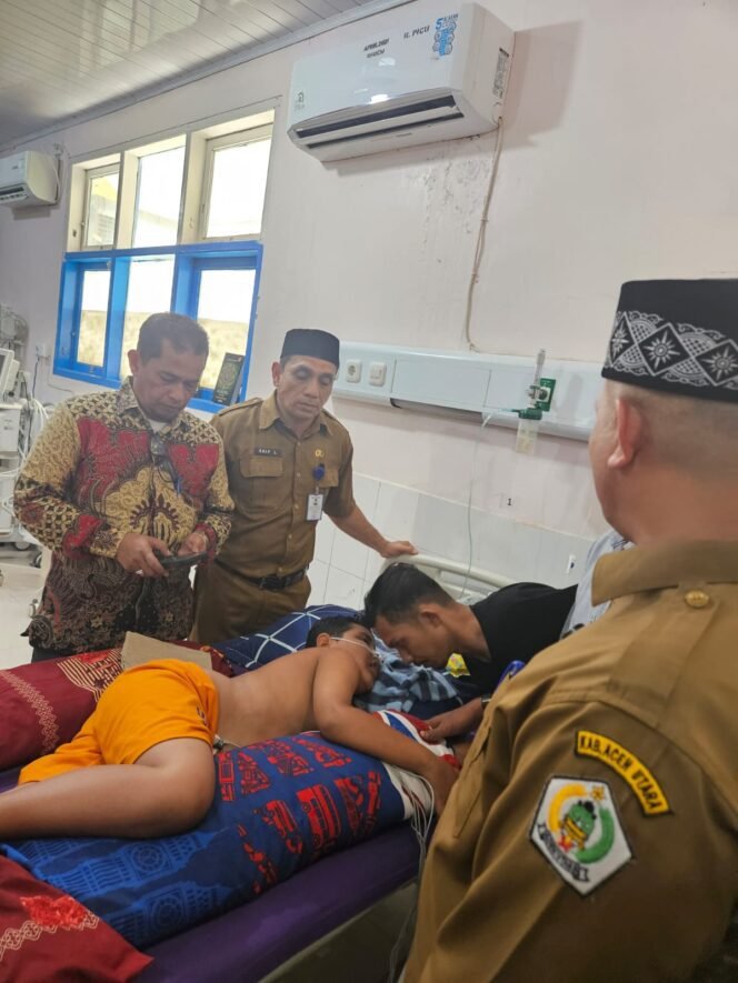 
					Bupati dan Ketua DPRK Aceh Utara Jenguk Anak Yatim Piatu Lumpuh Mendadak di RSUD Cut Meutia