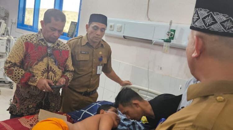 Bupati dan Ketua DPRK Aceh Utara Jenguk Anak Yatim Piatu Lumpuh Mendadak di RSUD Cut Meutia