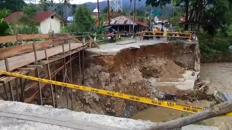 Masyarakat Meminta Pemerintah Perbaiki Jembatan Natam Amblas di Aceh Tenggara