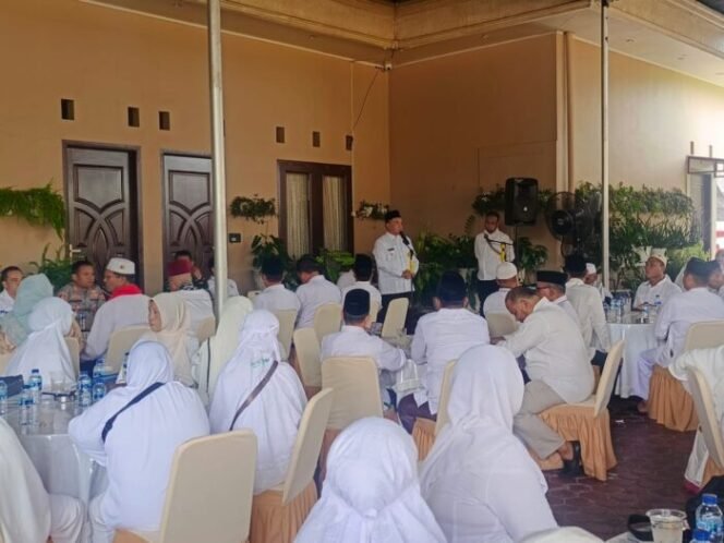 
					Jama'ah Haji di Kediaman Bupati Aceh Tenggara, Salim Fakhri.