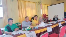 Masyarakat mengambil persyaratan Koperasi merah putih di dinas Koperasi/UMKM