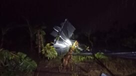 Atap rumah warga yang di terpa angin kencang.