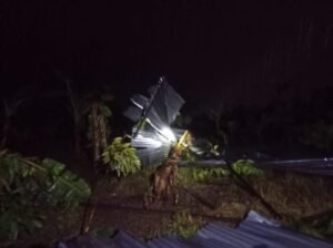 Atap rumah warga yang di terpa angin kencang.