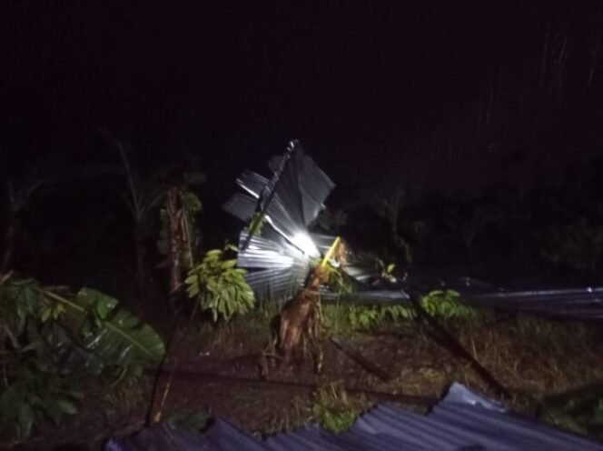 
					Atap rumah warga yang di terpa angin kencang.