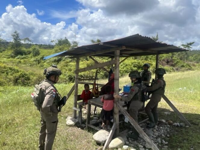 
					Patroli Dialogis Ops Damai Cartenz Sapa Anak-anak di Distrik Kenyam, Nduga