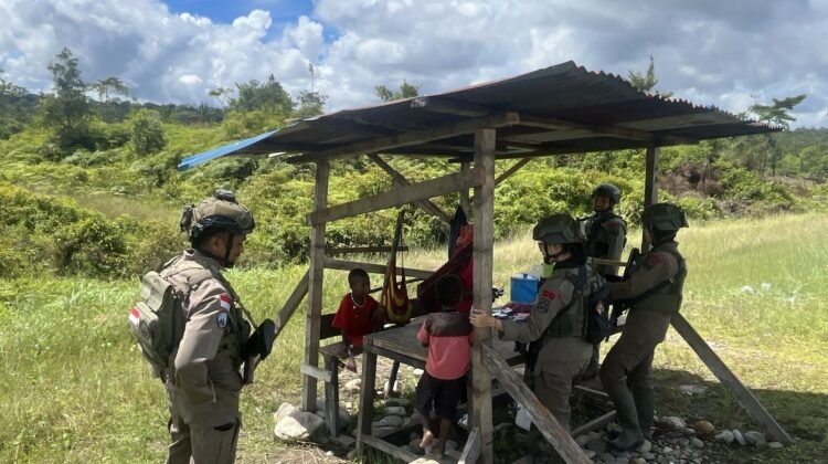 Patroli Dialogis Ops Damai Cartenz Sapa Anak-anak di Distrik Kenyam, Nduga