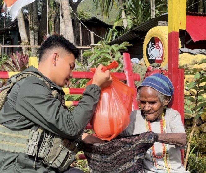 
					Wujud Nyata Kepedulian Polri, Personel Satgas Humas Ops Damai Cartenz 2025 Bagikan Sembako di Kampung Kulirik