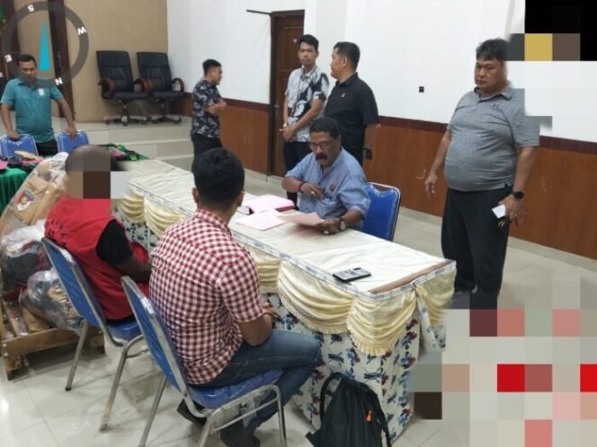 
					Satgas Ops Damai Cartenz serahkan tersangka Yuni Enumbi dan Barang Bukti Ratusan Amunisi ke Kejari Jayapura