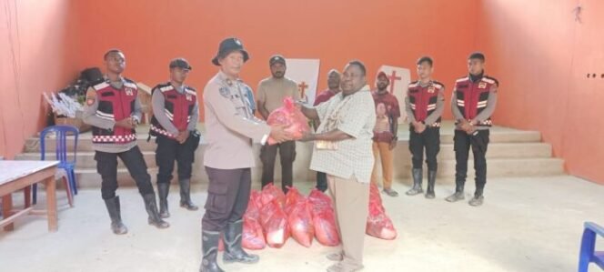 
					Polres Pegunungan Arfak Salurkan Bantuan Sembako kepada Warga Terdampak Longsor di Kampung Jim