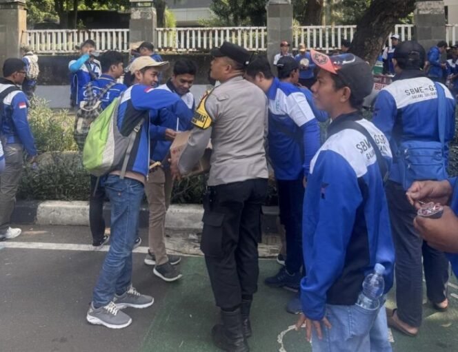 
					Polisi Bagikan 500 Duz Air Mineral Dan Permen Untuk Massa Buruh Di DPR