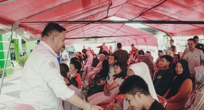 
					Saat Bupati Aceh Tenggara menyambangi masyarakat yang ikut operasi katarak.