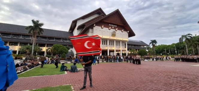 
					Aksi di Kantor Gubernur Aceh Terkait Empat Pulau Diwarnai Pengibaran Bendera Bulan Bintang, Tuntut Mendagri Dicopot