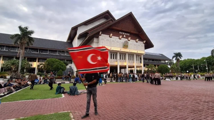 Aksi di Kantor Gubernur Aceh Terkait Empat Pulau Diwarnai Pengibaran Bendera Bulan Bintang, Tuntut Mendagri Dicopot