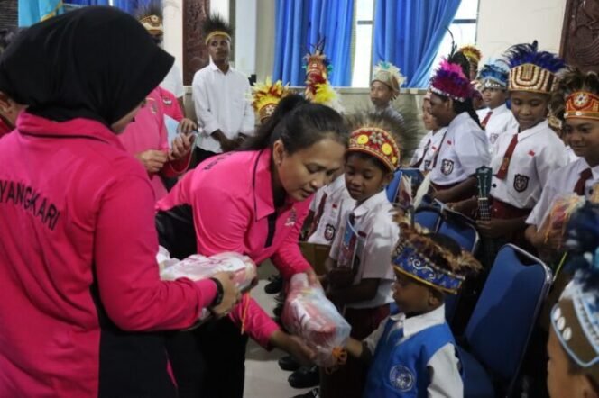 
					Kunjungi Raja Ampat, Ketum Bhayangkari Ny. Juliati Sigit Prabowo Salurkan Sembako hingga Gelar Khitanan Massal