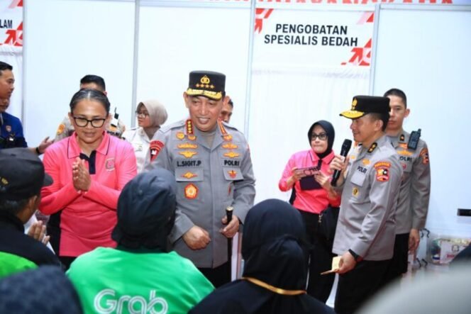 
					Kapolri Bagikan Sembako dan Alat Bantu Disabilitas di Puncak Bakti Kesehatan