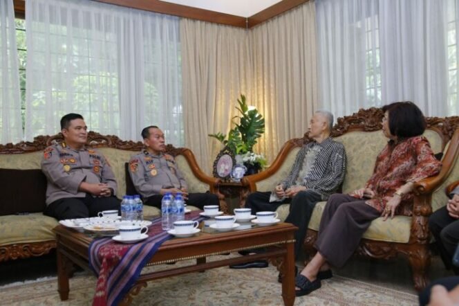 
					Anjangsana HUT Bhayangkara ke-79, Polri Kunjungi Mantan Kapolri Jenderal (Purn) Roesdihardjo