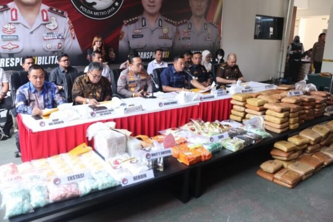 
					Polda Metro Jaya Tangkap 1.672 Tersangka Dan Sita 321,5 Kg Narkoba Jelang Hari Bhayangkara Ke-79