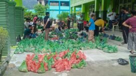 Taks photo : Saat Pembagian daging kurban di halaman Kemenag Aceh Tenggara.