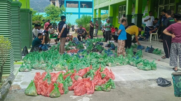 Taks photo : Saat Pembagian daging kurban di halaman Kemenag Aceh Tenggara.
