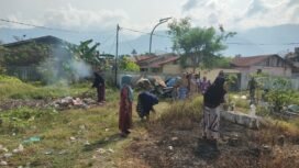 : Perangkat dan masyarakat Kuta Bunin bergotong royong dalam kegiatan PKTD