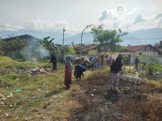 
					: Perangkat dan masyarakat Kuta Bunin bergotong royong dalam kegiatan PKTD