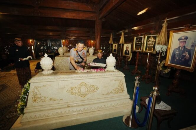 
					Setelah BJ Habibie-Soeharto, Kapolri akan Ziarah ke Makam Gusdur-Bung Karno Besok