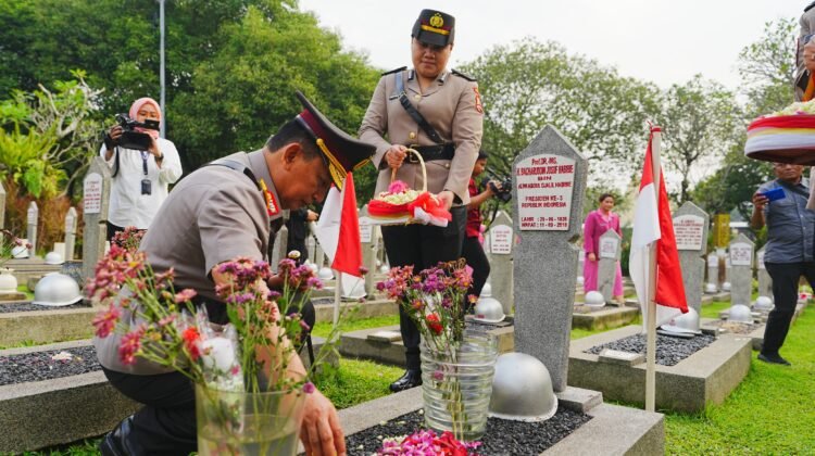 Jelang Hari Bhayangkara, Kapolri Ziarah ke Makam BJ Habibie hingga Hoegeng
