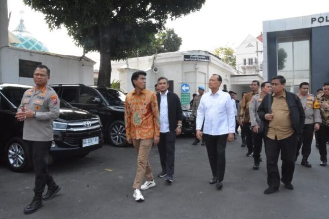 
					Demi Jaga Marwah DPR RI, MKD Terus Sosialisasikan Kode Etik dan Aturan Penggunaan TNKB Khusus ke Polrestabes Surabaya