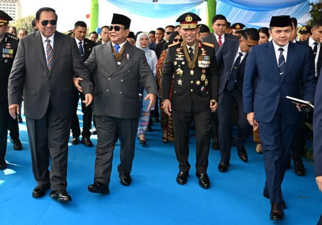 
					Kapolri dan Presiden Kenakan Tanda Kehormatan Bintang Bhayangkara Utama Saat Pimpin Upacara HUT Bhayangkara ke-79