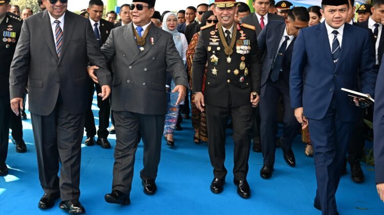 Kapolri dan Presiden Kenakan Tanda Kehormatan Bintang Bhayangkara Utama Saat Pimpin Upacara HUT Bhayangkara ke-79