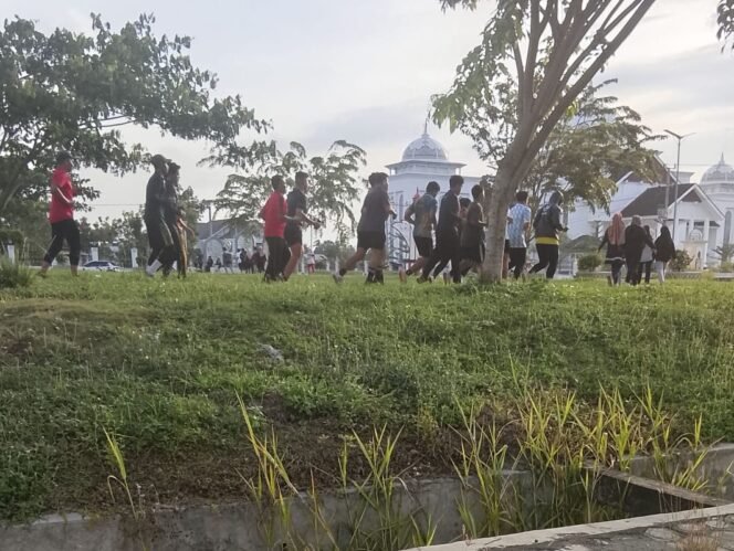 
					Kadis Syariat Aceh Utara Diam Saat Aurat Tersingkap di Depan Kantor Bupati