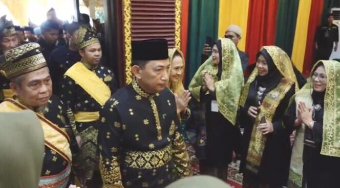 
					Kapolri Terima Anugerah Adat Ingatan Budi dari Lembaga Adat Melayu Riau