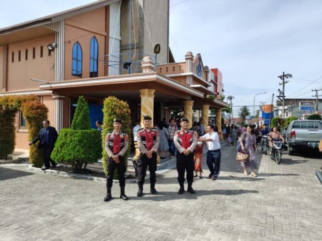 
					Sat Sabhara Polres Batu Bara Tingkatkan Pengamanan Gereja Lewat Patroli Roda Empat