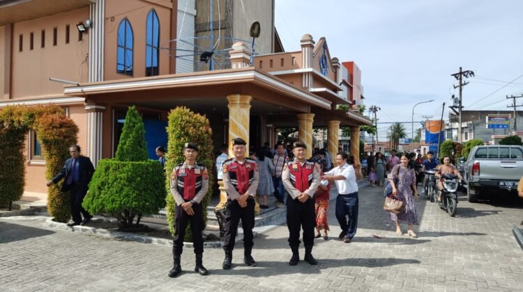 Sat Sabhara Polres Batu Bara Tingkatkan Pengamanan Gereja Lewat Patroli Roda Empat