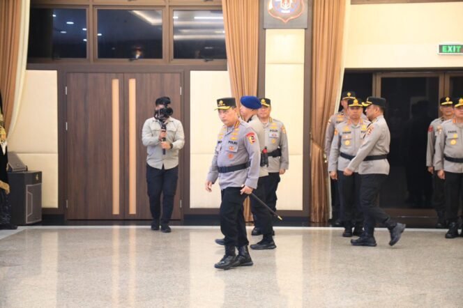 
					Polri gelar korps raport kenaikan pangkat 3 pati dan 87 pamen