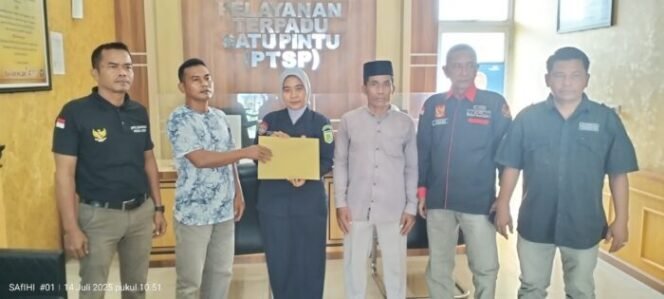 
					LSM KPKN mendampingi masyarakat saat melapor ke kantor Kejaksaan Aceh Tenggara.