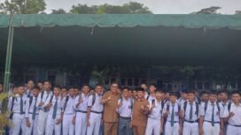 Bupati Aceh Tenggara Saat Meninjau Murid baru di sekolah SMAN 1 Kutacane.