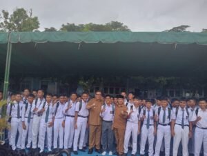 Bupati Aceh Tenggara Saat Meninjau Murid baru di sekolah SMAN 1 Kutacane.