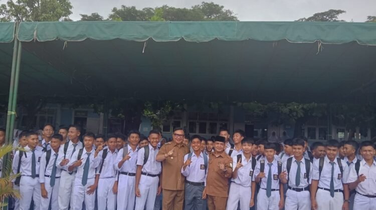 Bupati Aceh Tenggara Saat Meninjau Murid baru di sekolah SMAN 1 Kutacane.