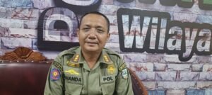 Kepala Bidang (Kabid) Trantib Satuan Polisi Pamong Praja (Satpol PP) Wilayatul Hisbah Aceh Tenggara, Misyadi Sunanda saat di wawancara di ruang kasat pol PP