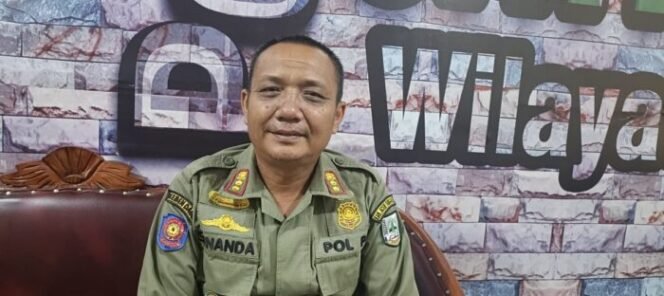 
					Kepala Bidang (Kabid) Trantib Satuan Polisi Pamong Praja (Satpol PP) Wilayatul Hisbah Aceh Tenggara, Misyadi Sunanda saat di wawancara di ruang kasat pol PP