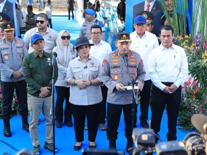 
					Kapolri Tegaskan Komitmen Polri Dukung Ketahanan Pangan Lewat Penanaman Jagung Serentak di Grobogan