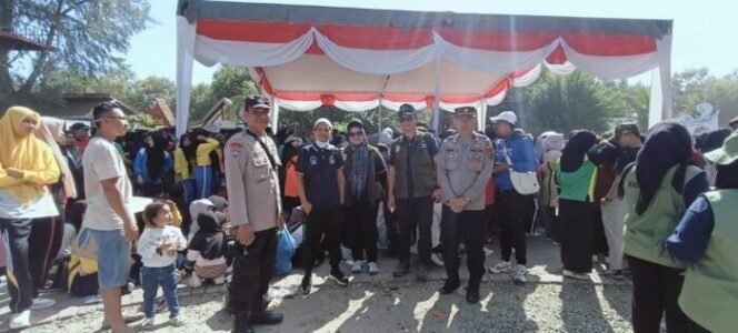 
					Personel Polsek Lima Puluh Amankan Jalan Santai Mangrove Culture Festival di Pantai Sejarah