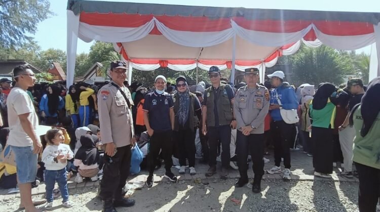 Personel Polsek Lima Puluh Amankan Jalan Santai Mangrove Culture Festival di Pantai Sejarah