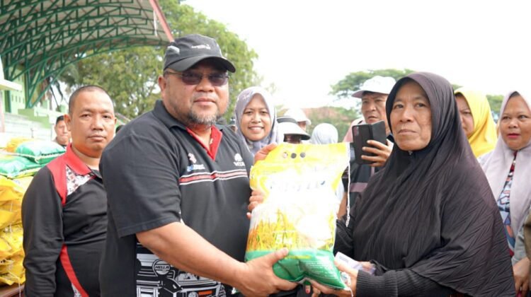 Penyaluran Beras SPHP di Lapangan Pemuda, Masyarakat Sangat Antusias